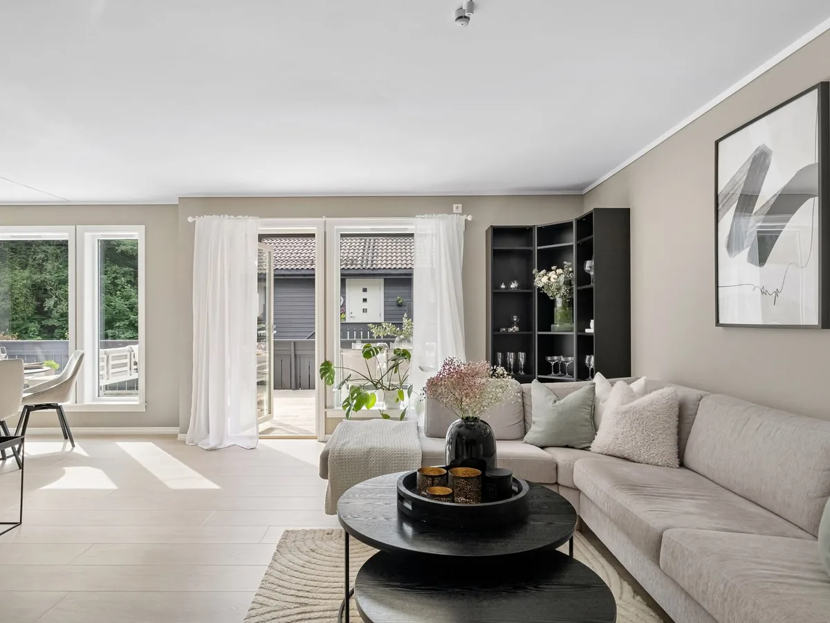 Hell eingerichtetes Wohnzimmer, bereit für Fotos