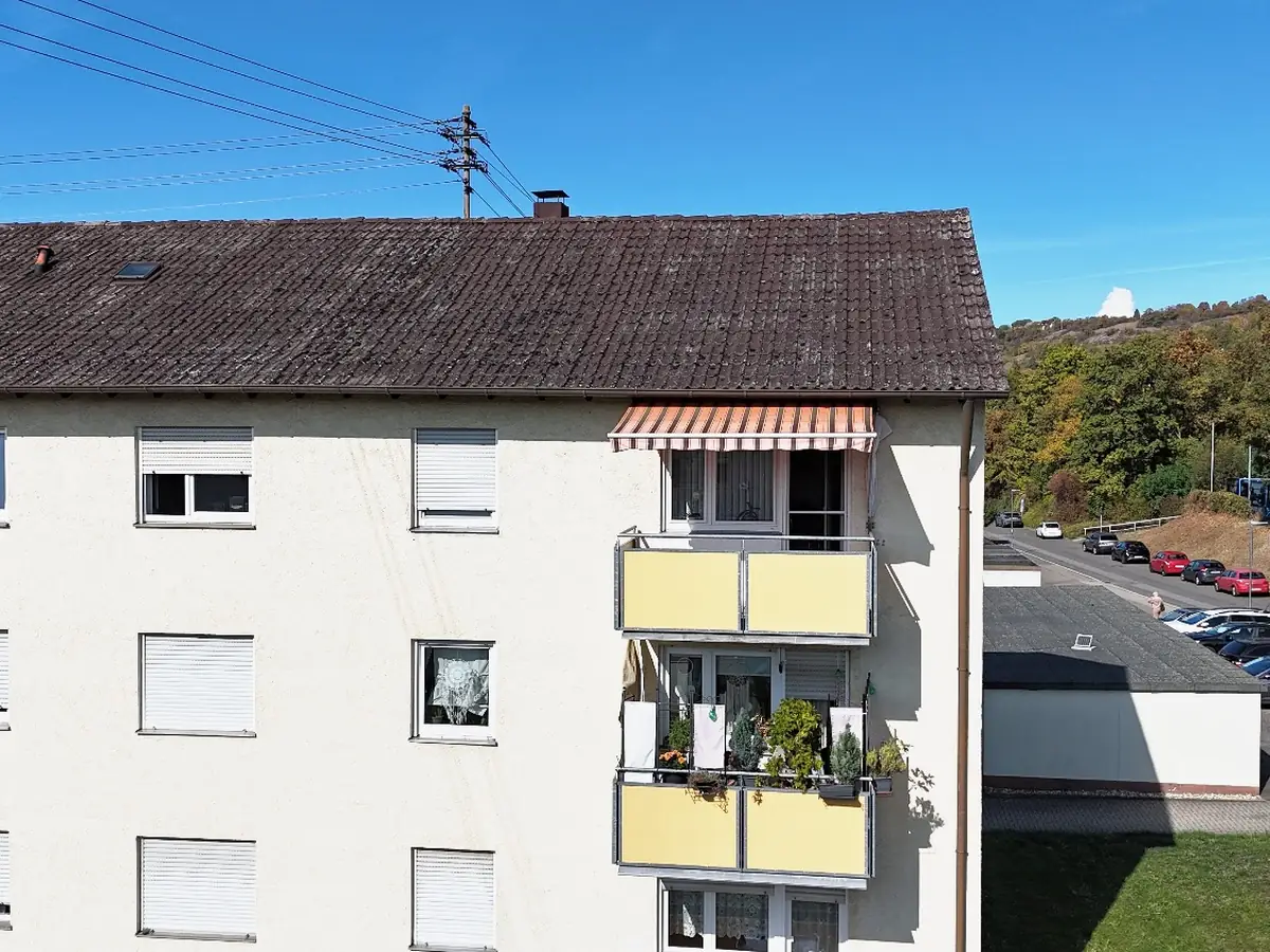 Mehrfamilienhaus mit gelben Balkonen aus der Luft