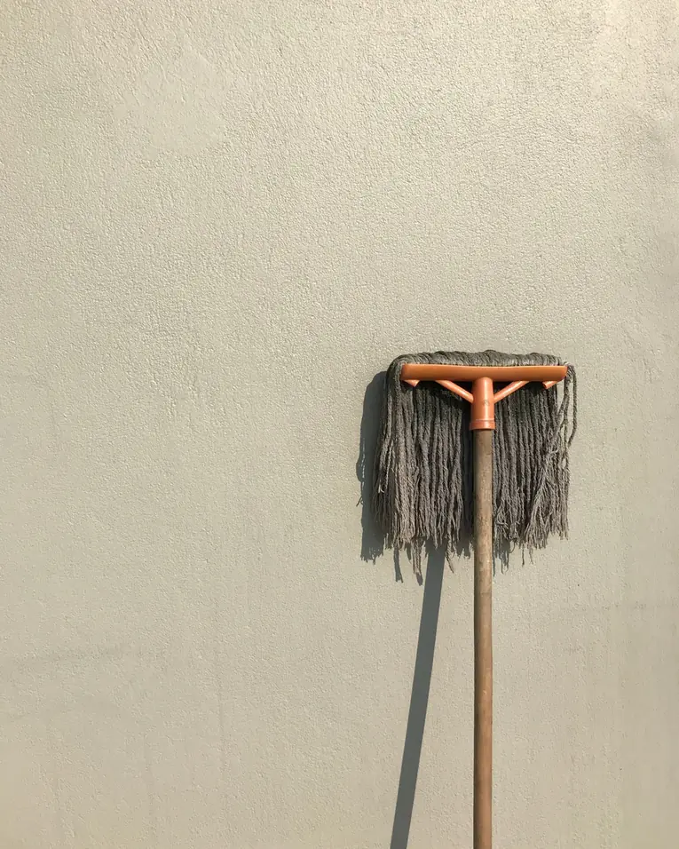 Wischmopp an einer hellen Wand