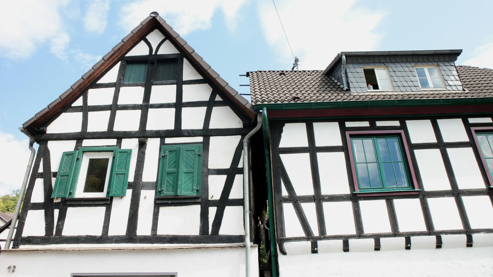 Zwei Fachwerkhäuser mit grünen Fensterläden
