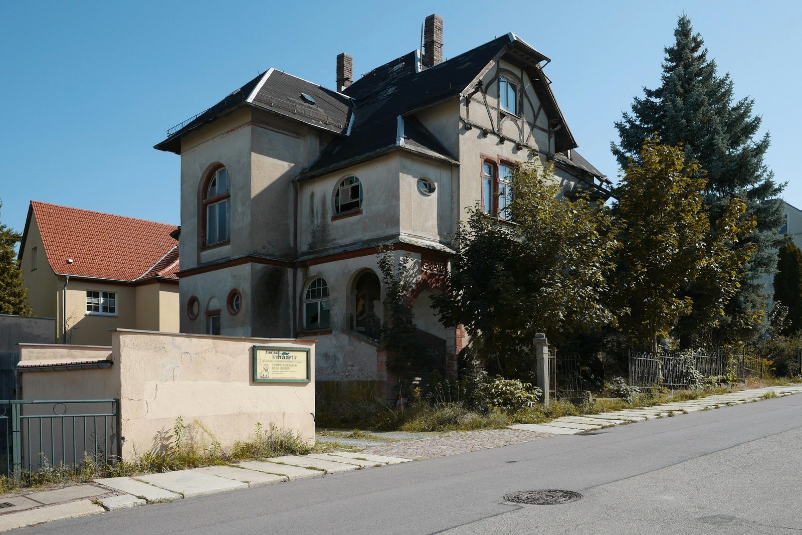 Ältere Villa mit Garten an einer ruhigen Straße