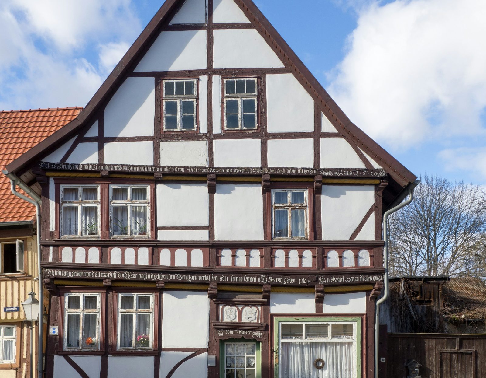 Saniertes Fachwerkhaus unter blauem Himmel