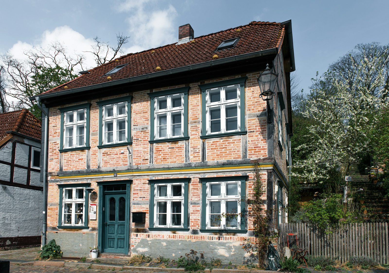 Altes Fachwerkhaus mit grüner Tür