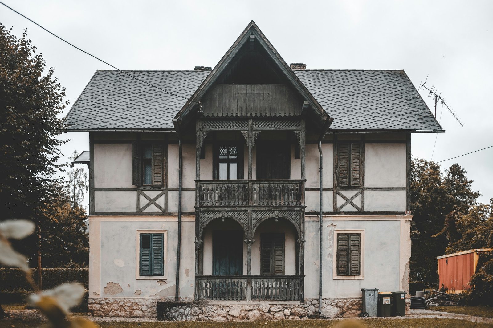 Älteres zweistöckiges Haus mit verwitterter Fassade