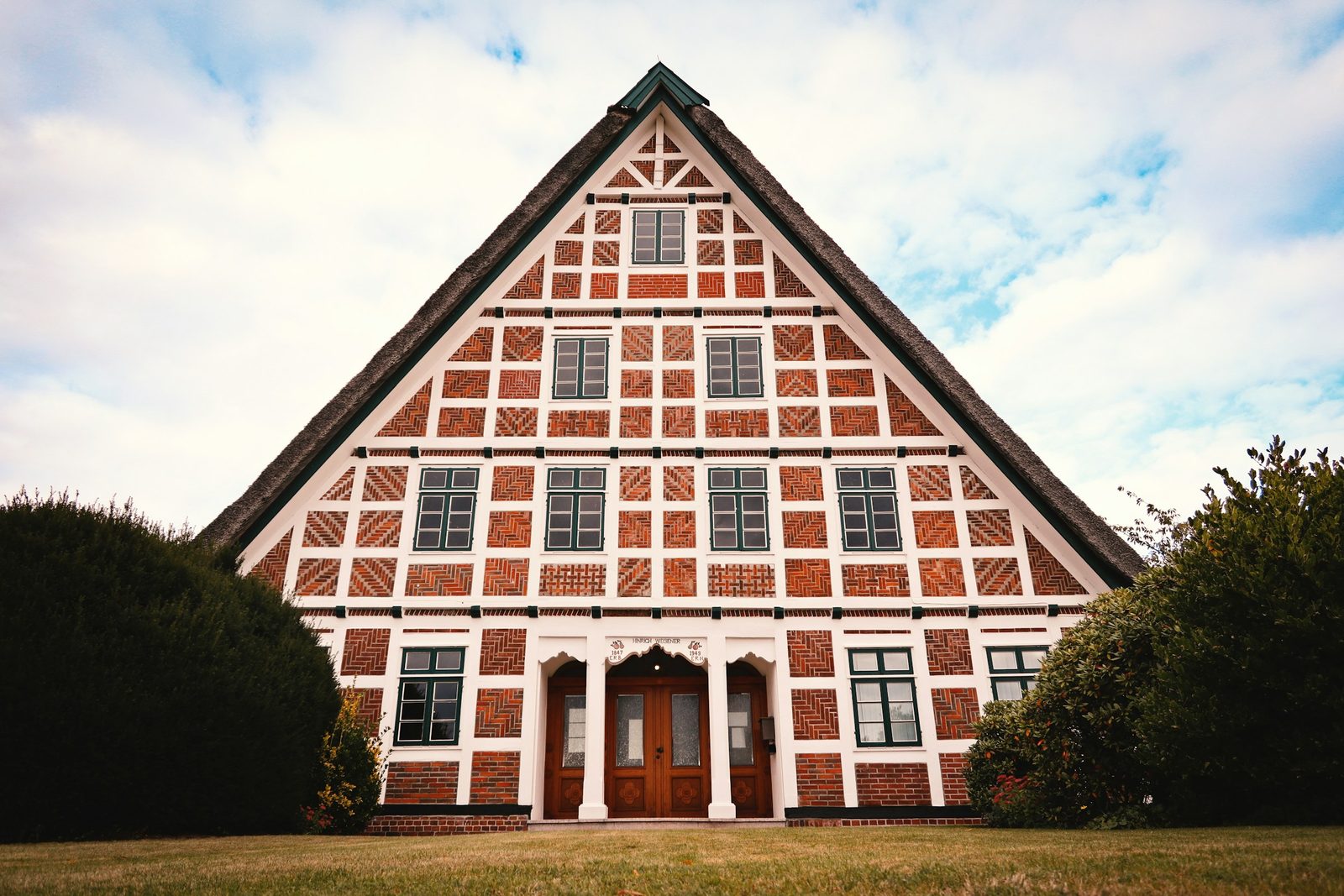 Großes Backsteinhaus mit Fachwerkgiebel