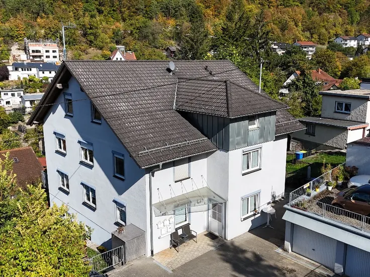 Mehrfamilienhaus am Hang aus der Luft