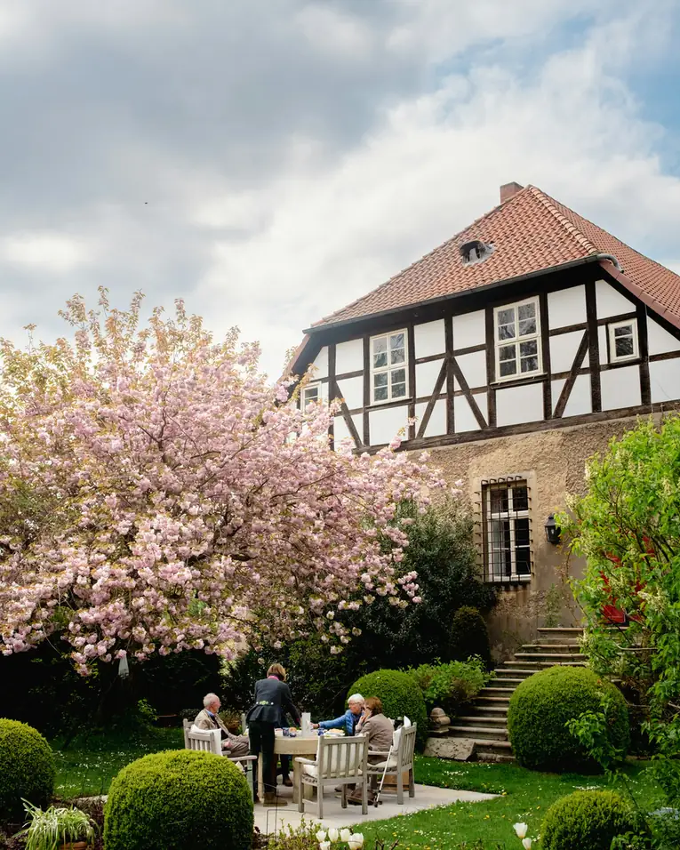 Großes Fachwerkhaus mit blühendem Garten